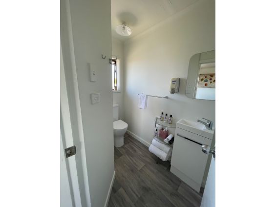 1-bedroom unit bathroom