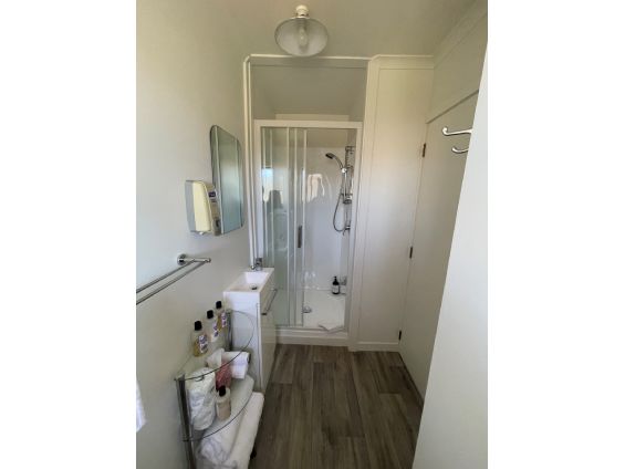 1-bedroom unit bathroom